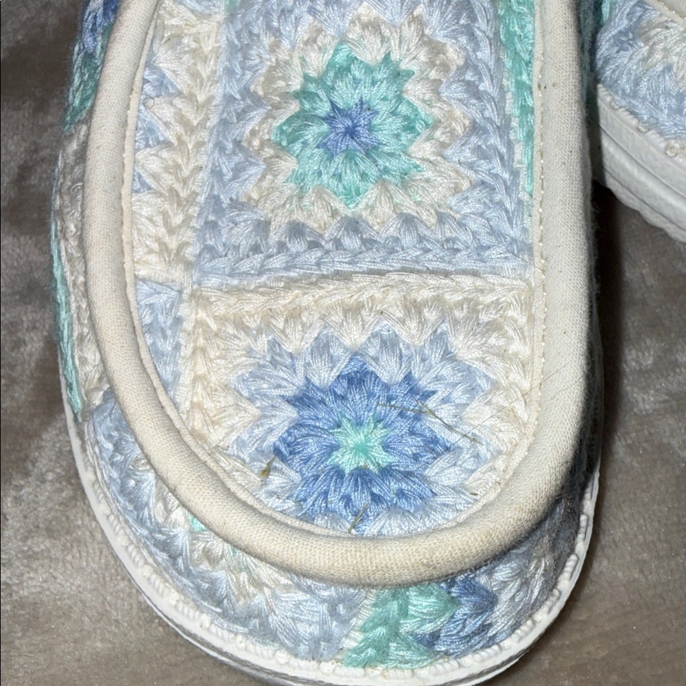 Hey Dude Womens Size W10, Wendy Crochet shoe collection, very cute! - Picture 2 of 7